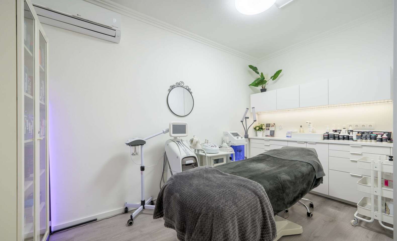 Komplexné ošetrenia Hydrabeauty pre čistú, hydratovanú a spevnenú pleť v salóne INA – Obrázok 5