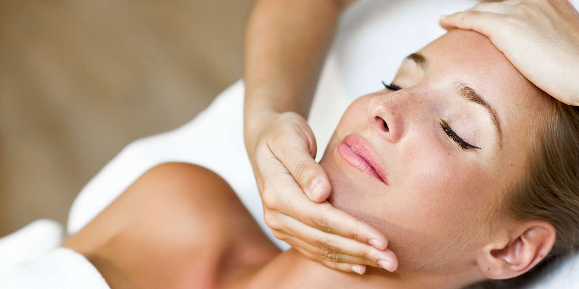 Kozmetická masáž alebo Face Fitness s Luciou Fyzio - rozžiarená pleť a relax v jednom – Obrázok 3