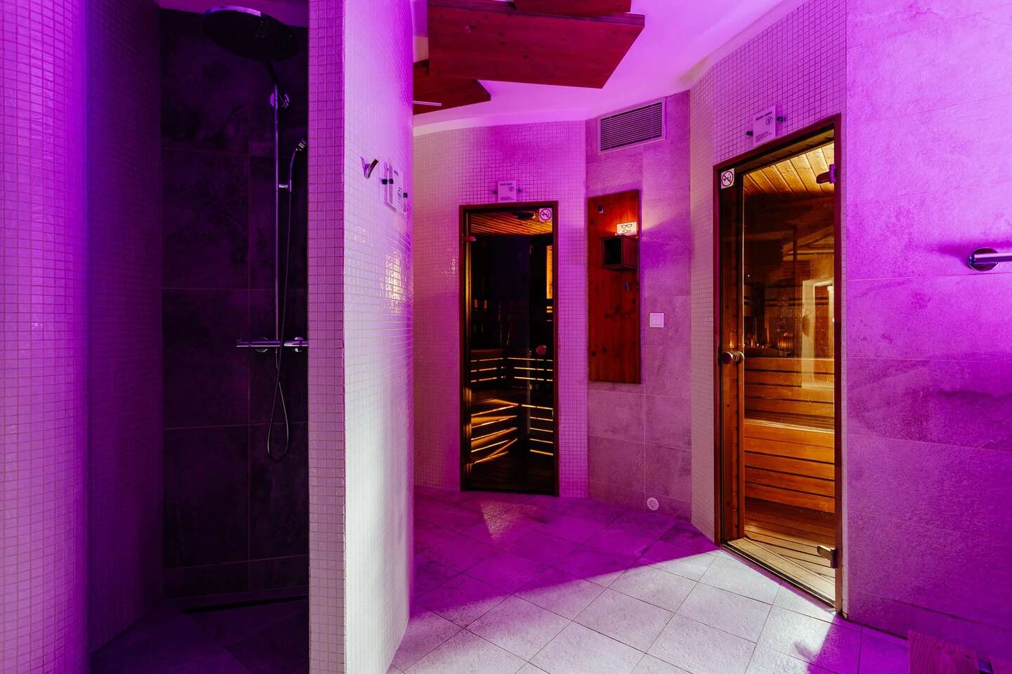 Vstupy do bazéna a wellness zóny rezortu Drevenice Terchová s panoramatickým výhľadom do prírody – Obrázok 6