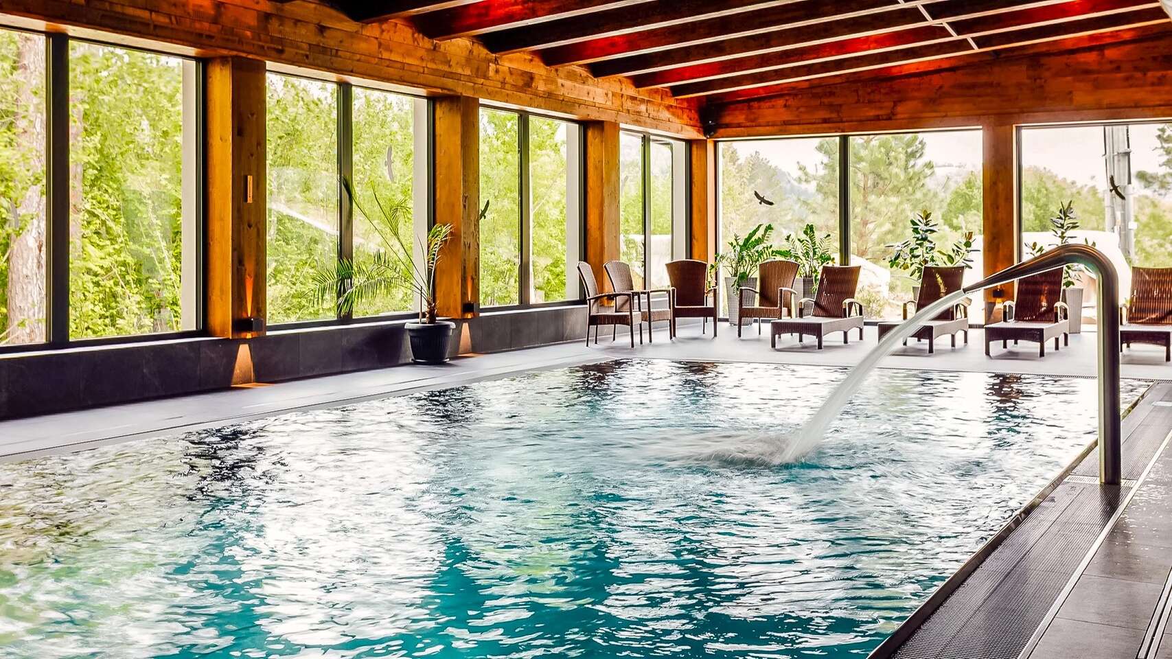 Vstupy do bazéna a wellness zóny rezortu Drevenice Terchová s panoramatickým výhľadom do prírody – Obrázok 5