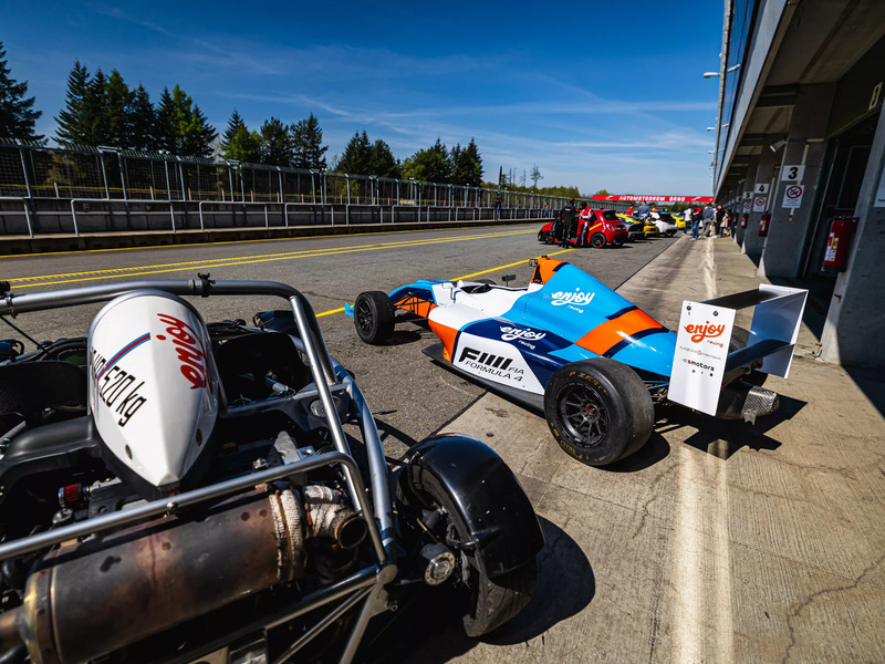 Zážitková jazda pre dvoch na Ariel Atom vs. formula F4 na letisku – Obrázok 2