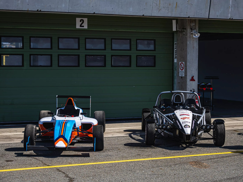 Zážitková jazda pre dvoch na Ariel Atom vs. formula F4 na letisku