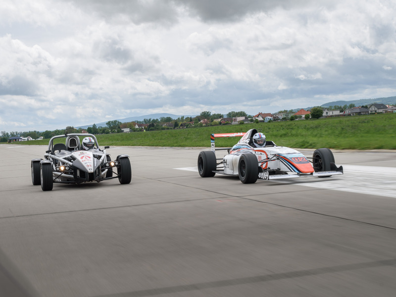 Zážitková jazda pre dvoch na Ariel Atom vs. formula F4 na letisku – Obrázok 3