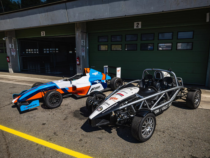 Zážitková jazda pre dvoch na Ariel Atom vs. formula F4 na letisku – Obrázok 4