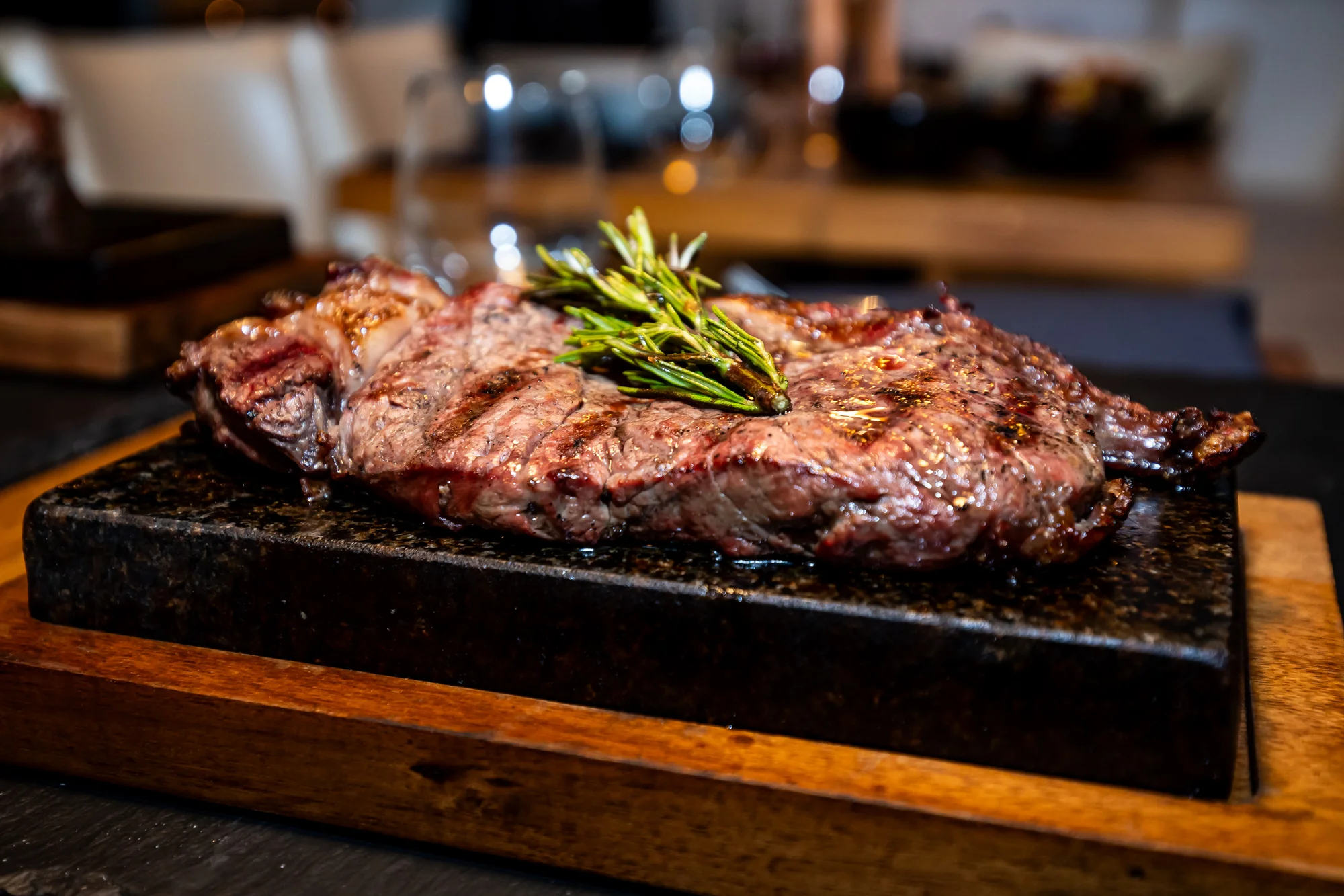 Teľací tomahawk, Hovädzí filet mignon alebo striploin či wagyu steak aj s prílohou – Obrázok 5