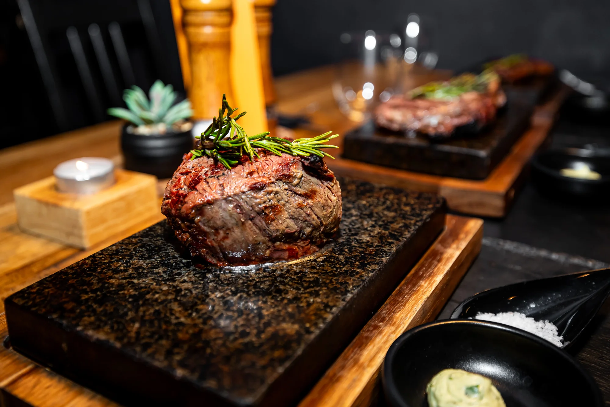 Teľací tomahawk, Hovädzí filet mignon alebo striploin či wagyu steak aj s prílohou – Obrázok 3