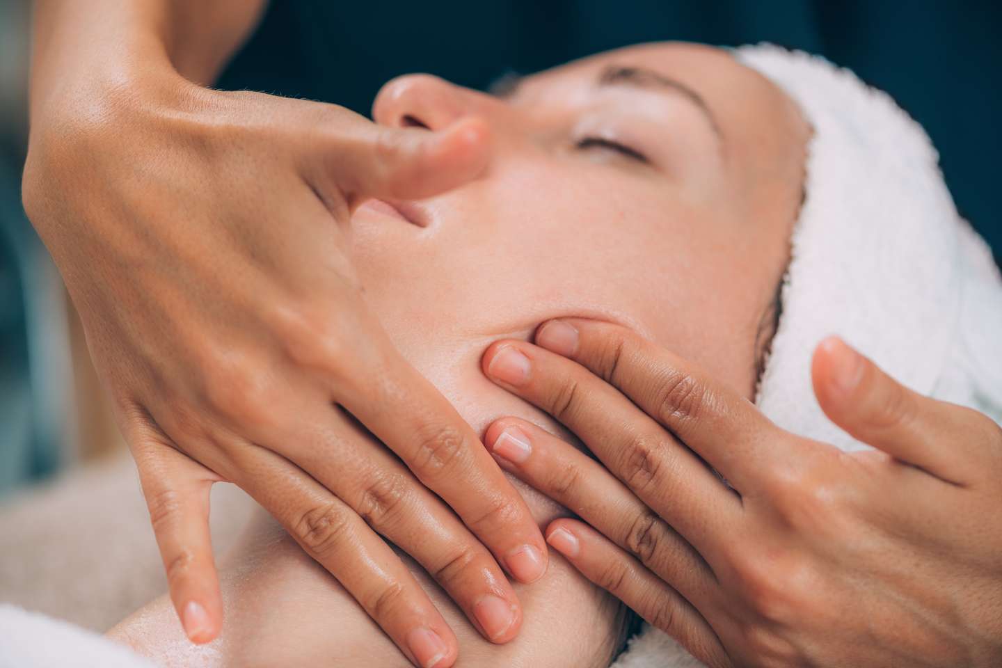 Prirodzený lifting bez ihiel: masáže tváre pre mladistvý vzhľad a dokonalý relax