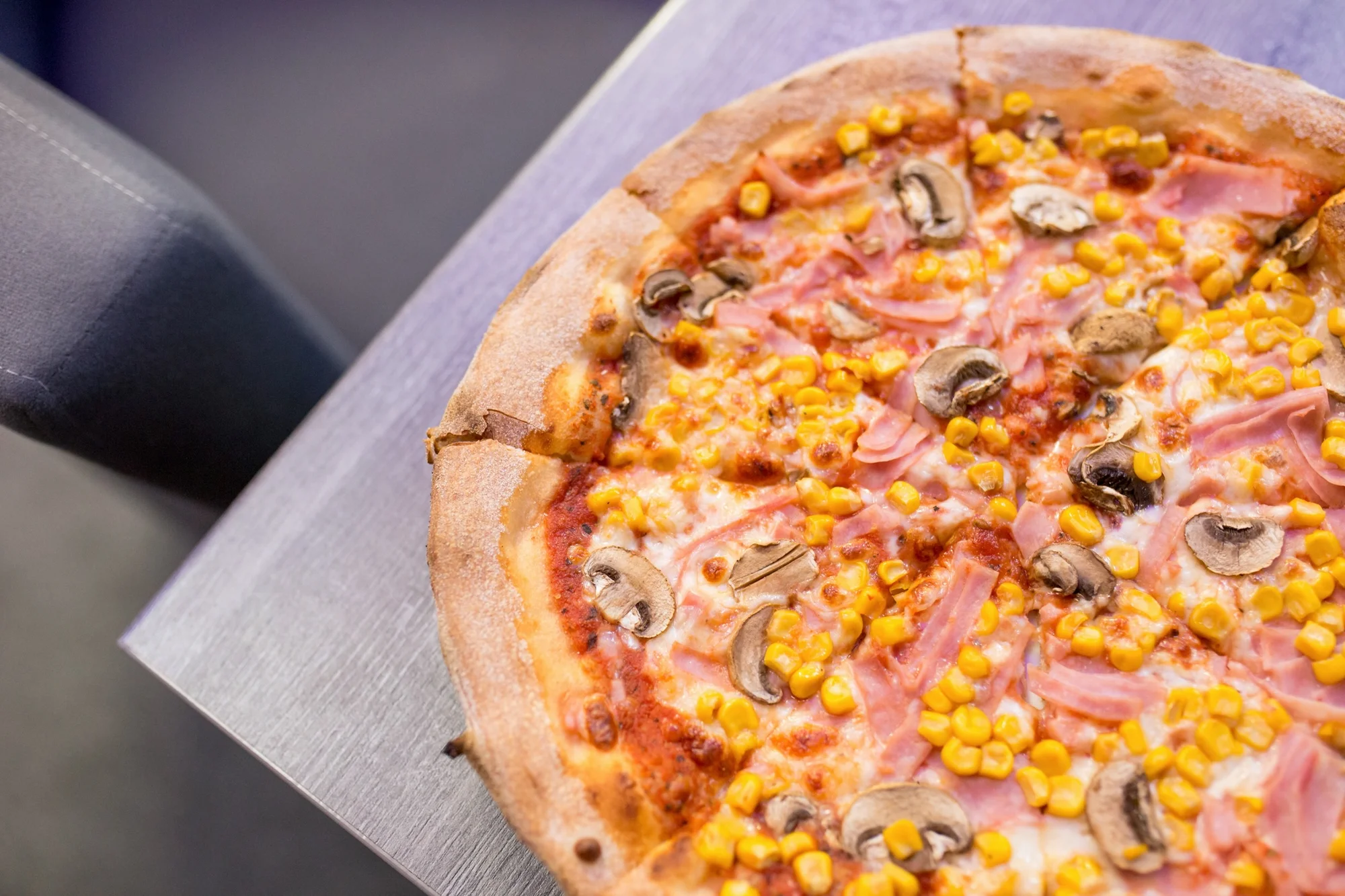 Hviezdna pizza podľa vášho výberu v podniku inšpirovanom svetom filmu – Obrázok 4