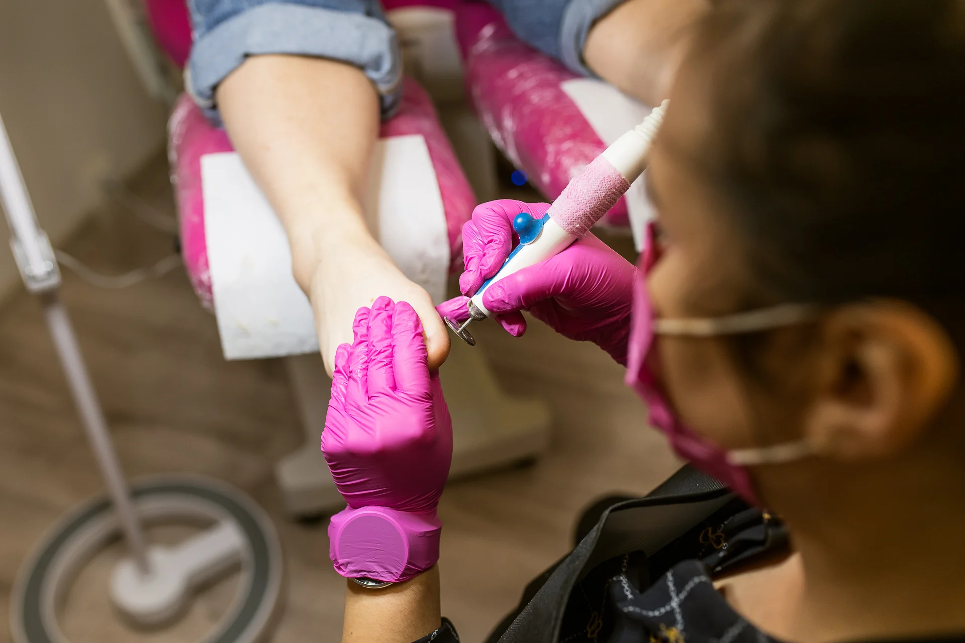 Rôzne typy pedikúry alebo gél lak na nechty na nohách – Obrázok 4