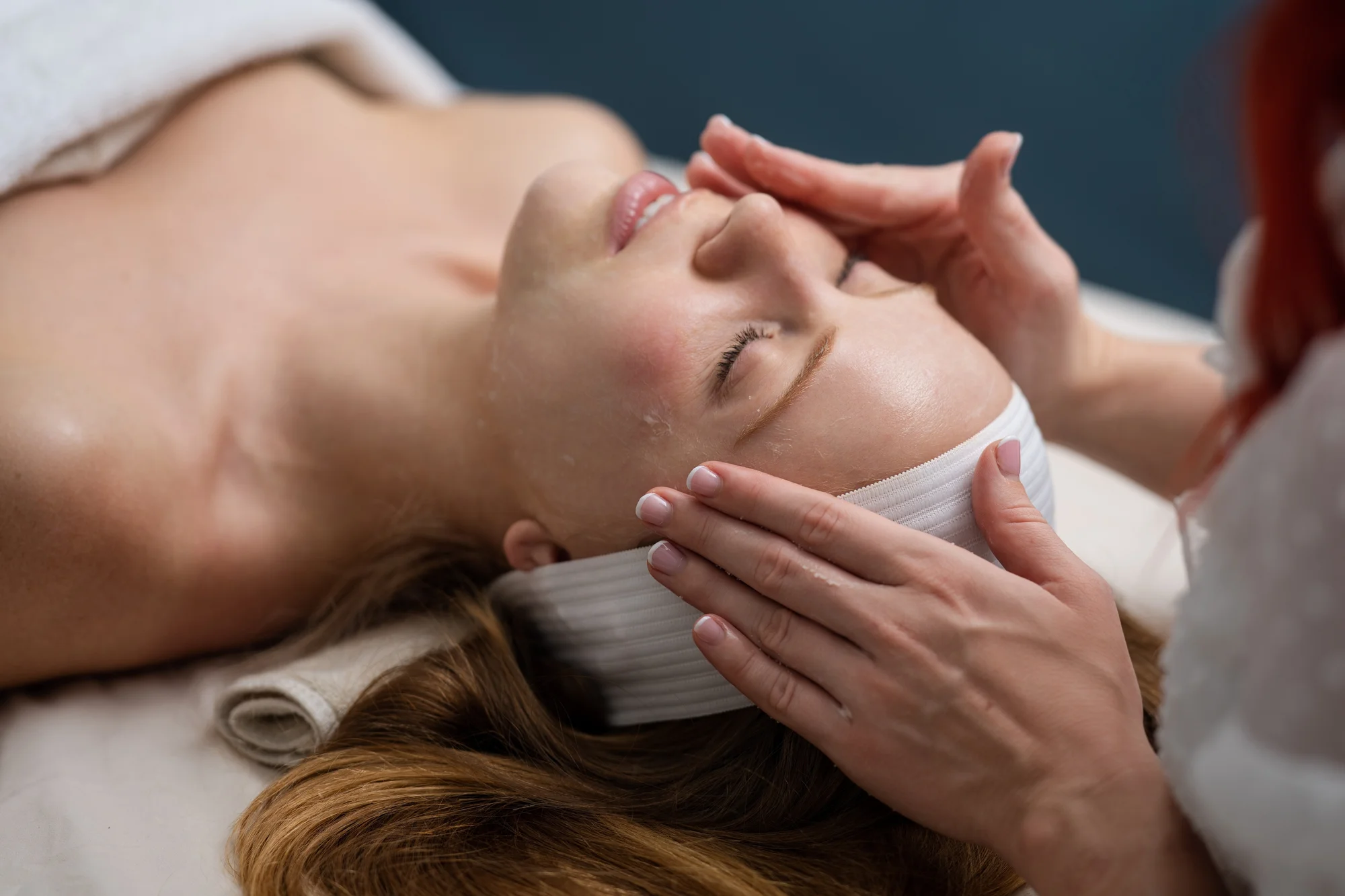 Kozmetické ošetrenia pre čistú a žiarivú pleť: čistenie, biorevitalizácia, masáž či exozómy – Obrázok 2