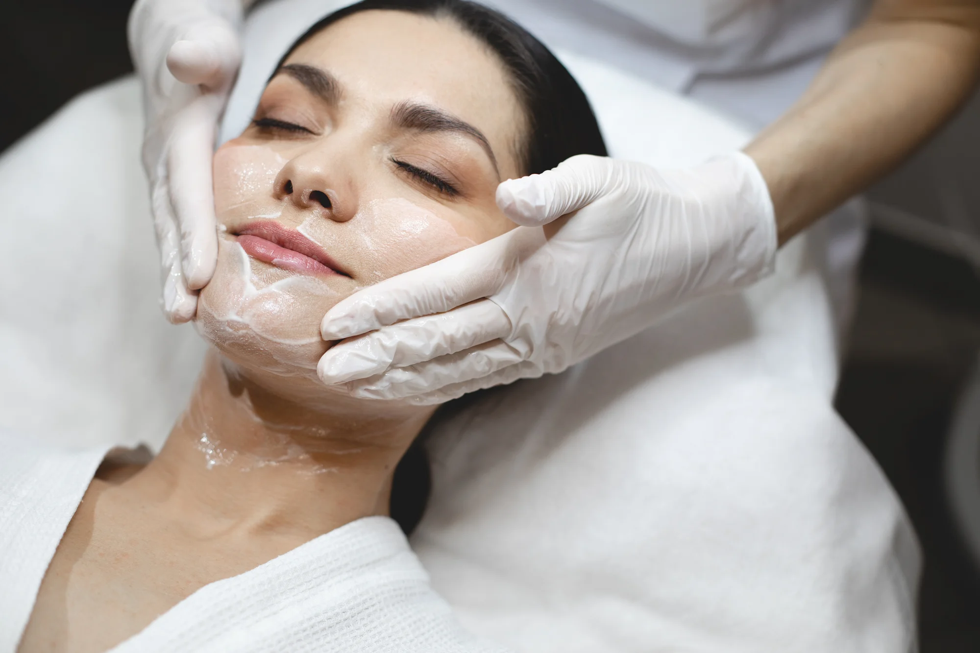Tvárové ošetrenia: základné alebo vyživujúce čistenie pleti či wellness rituál – Obrázok 5