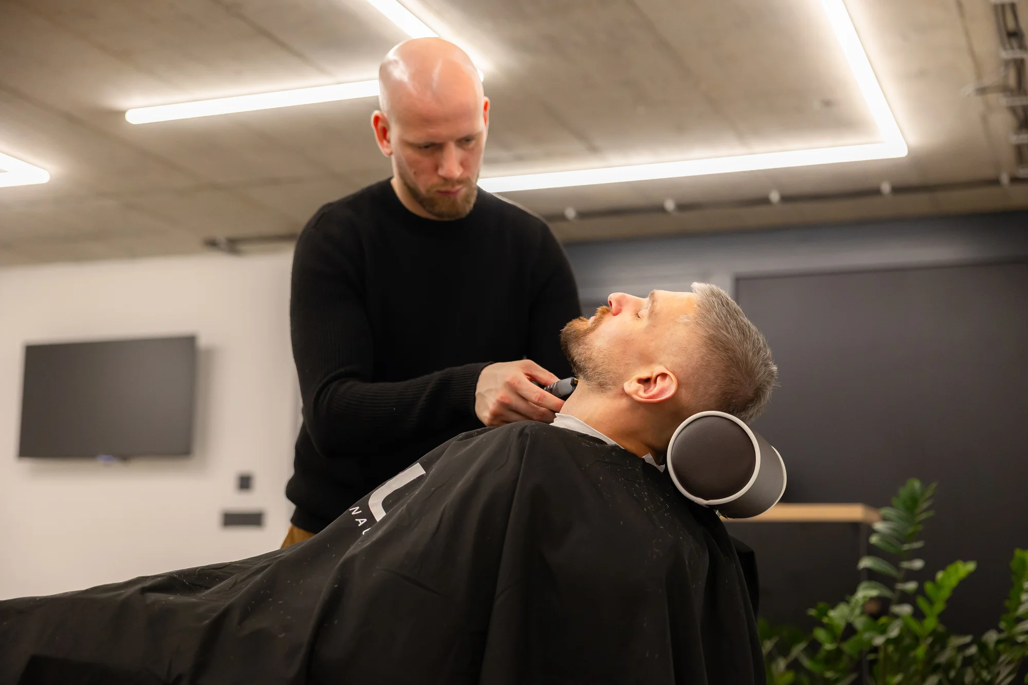 Pánsky strih, fade aj úprava brady u junior barbera – Obrázok 4
