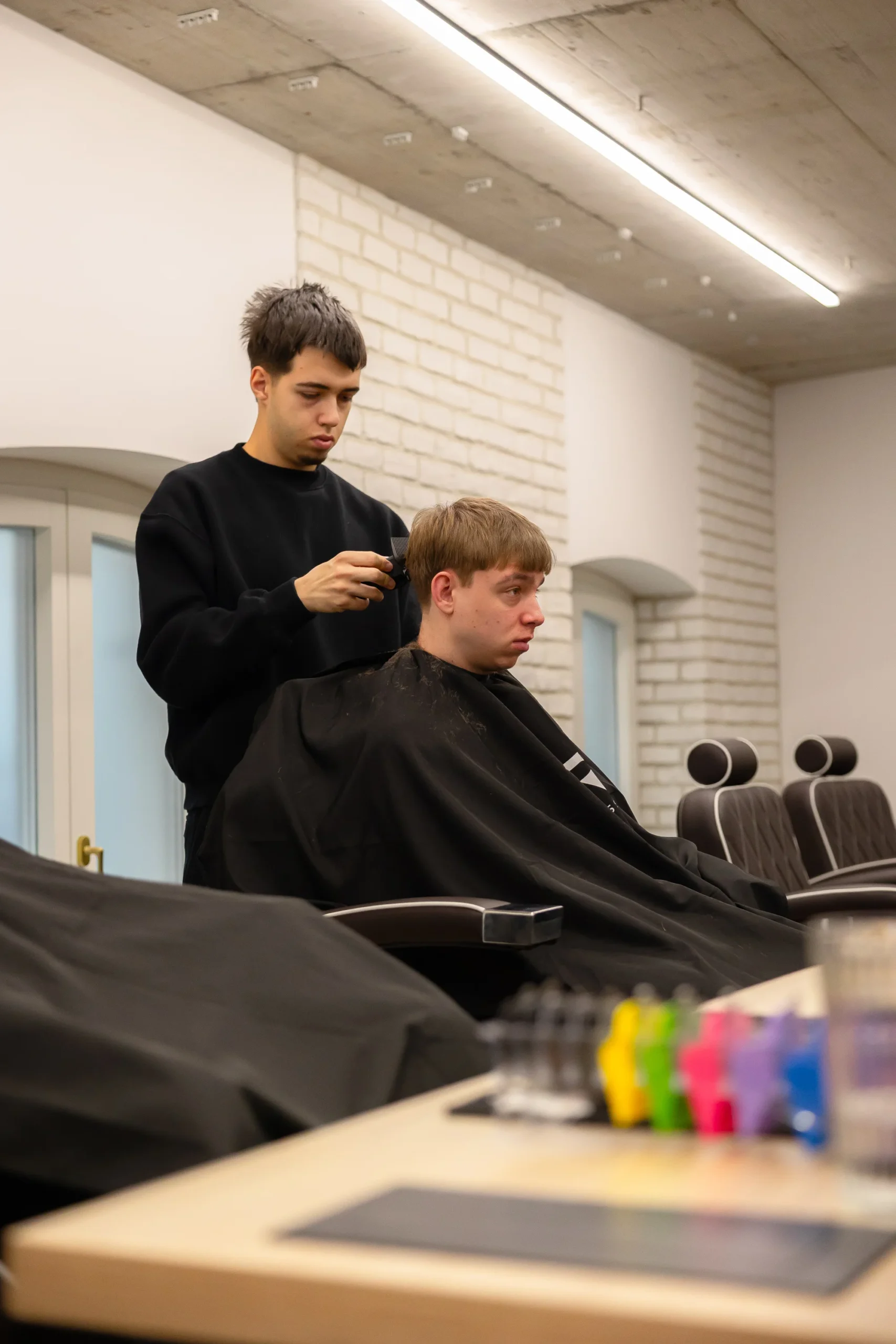 Pánsky strih, fade aj úprava brady u junior barbera – Obrázok 5