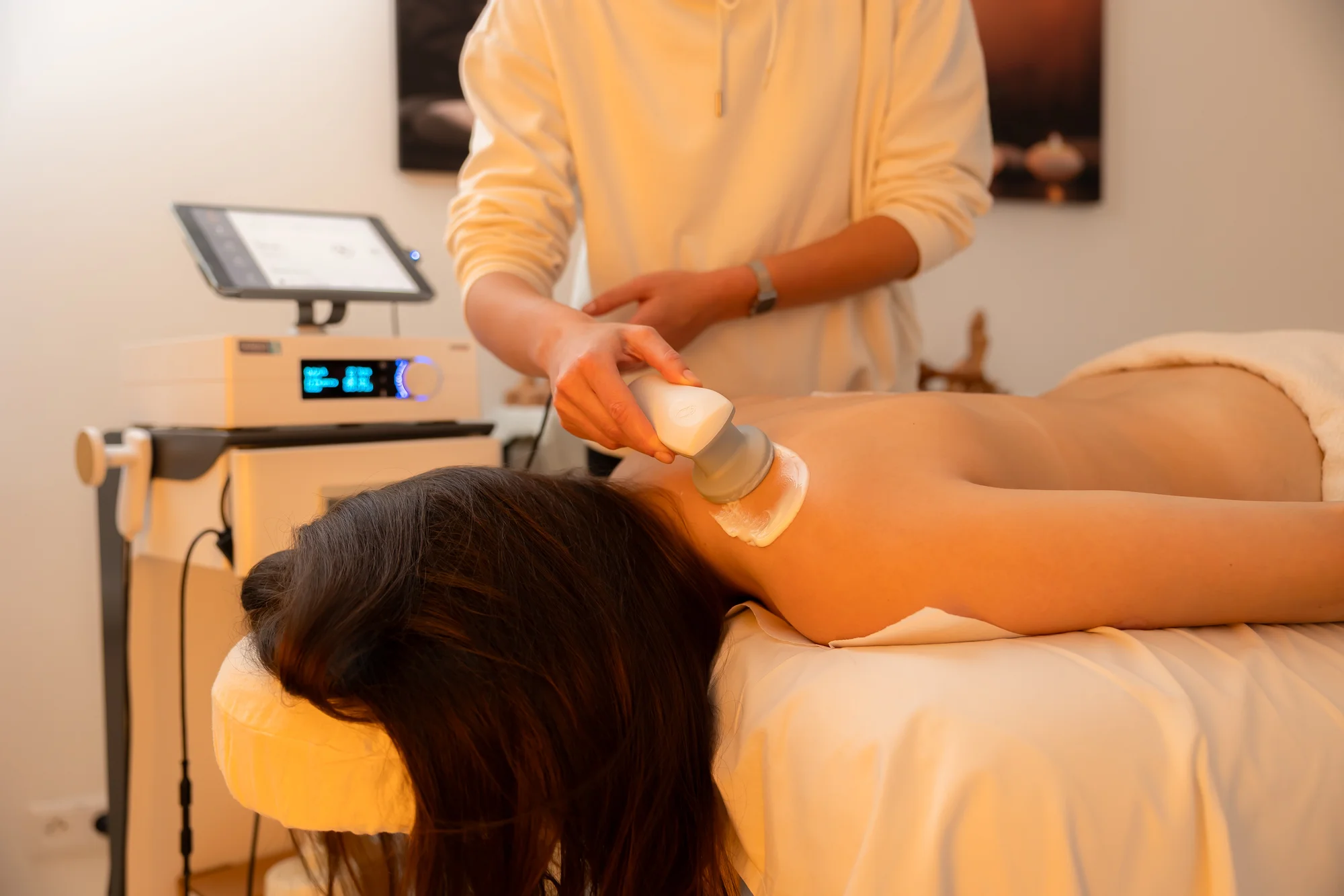 Regeneračná terapia pre chrbticu s masážou, Tecar terapiou, magnetoterapiou a HILT laserom – Obrázok 6