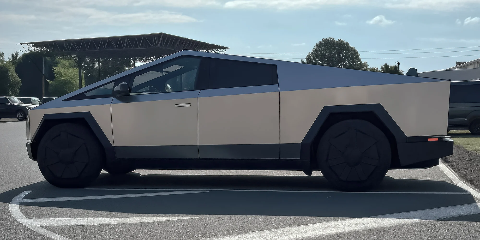 Tesla Cybertruck: jazda na okruhu v Hradci Králové, 1-3 kolá