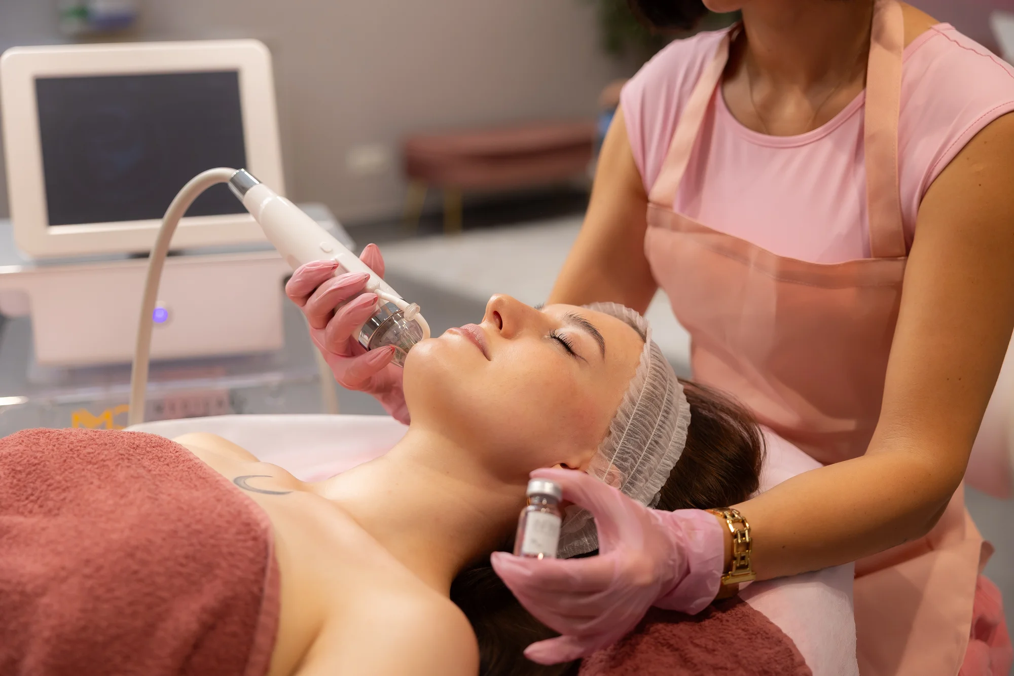 Čistenie pleti hydradermabráziou alebo mikroihličková rádiofrekvencia na omládenie – Obrázok 3