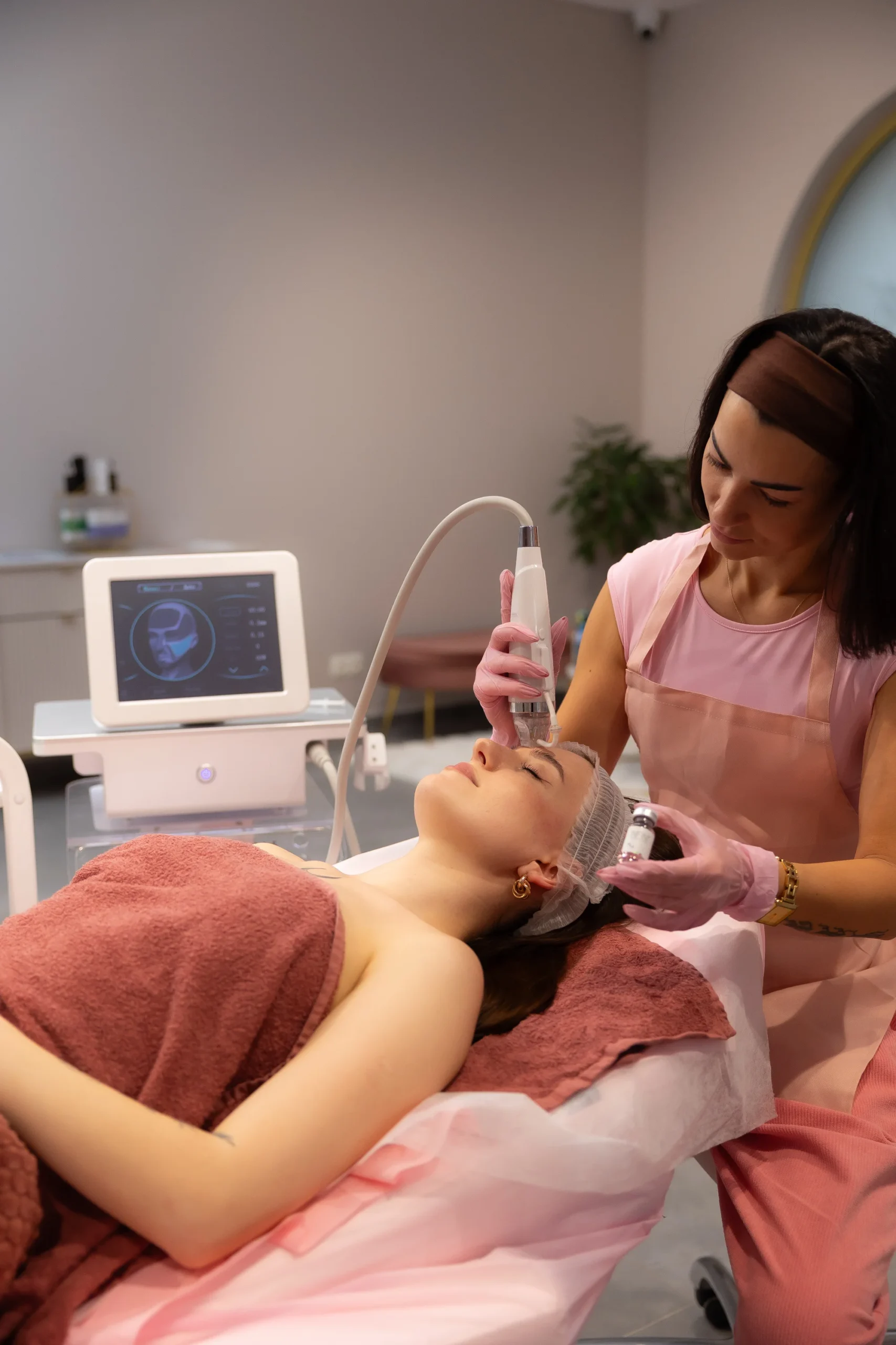 Čistenie pleti hydradermabráziou alebo mikroihličková rádiofrekvencia na omládenie – Obrázok 5