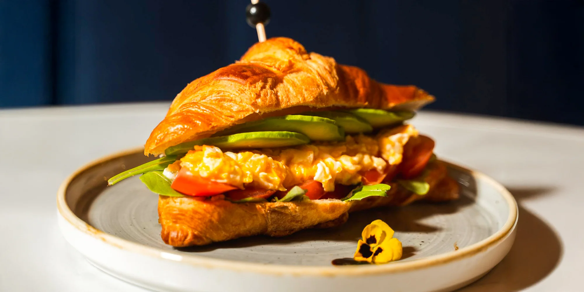 Raňajky pre dvoch v BENZE: párky, plnený croissant, omeleta, šunkovo-syrový tanier a iné