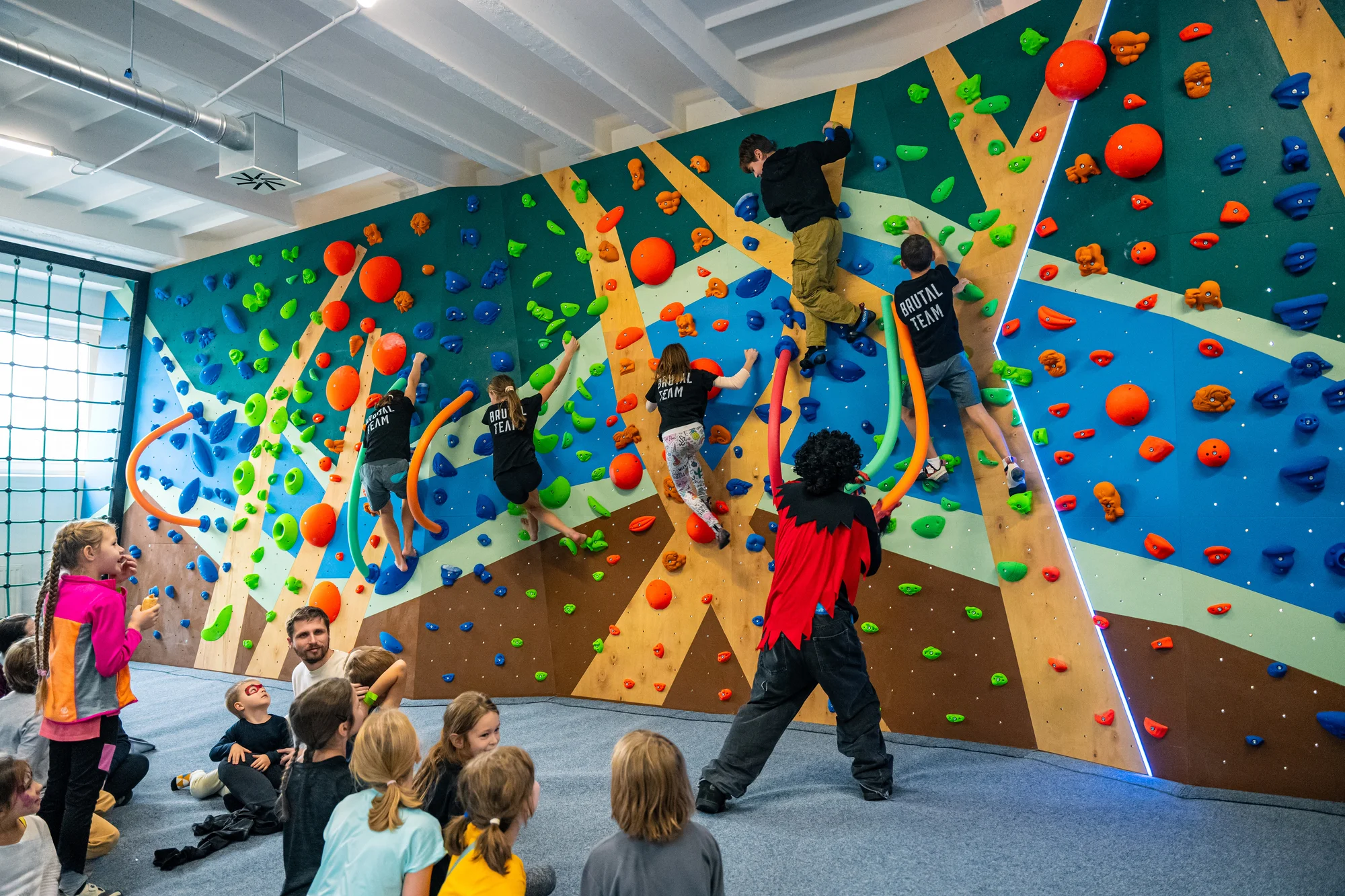 Adrenalín a zábava v lezeckom centre PRALEZ: Bouldrová stena, KIDZONE aj kurzy – Obrázok 3