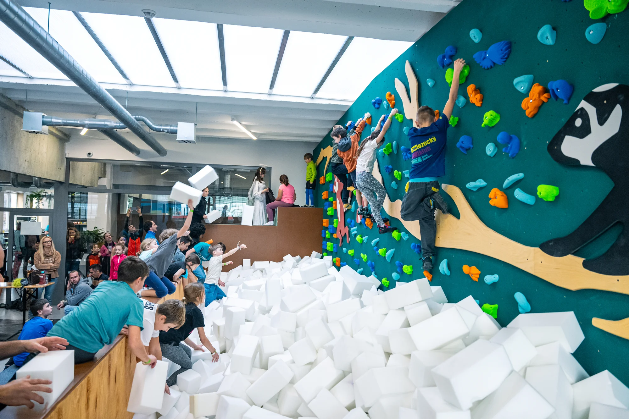 Adrenalín a zábava v lezeckom centre PRALEZ: Bouldrová stena, KIDZONE aj kurzy – Obrázok 2