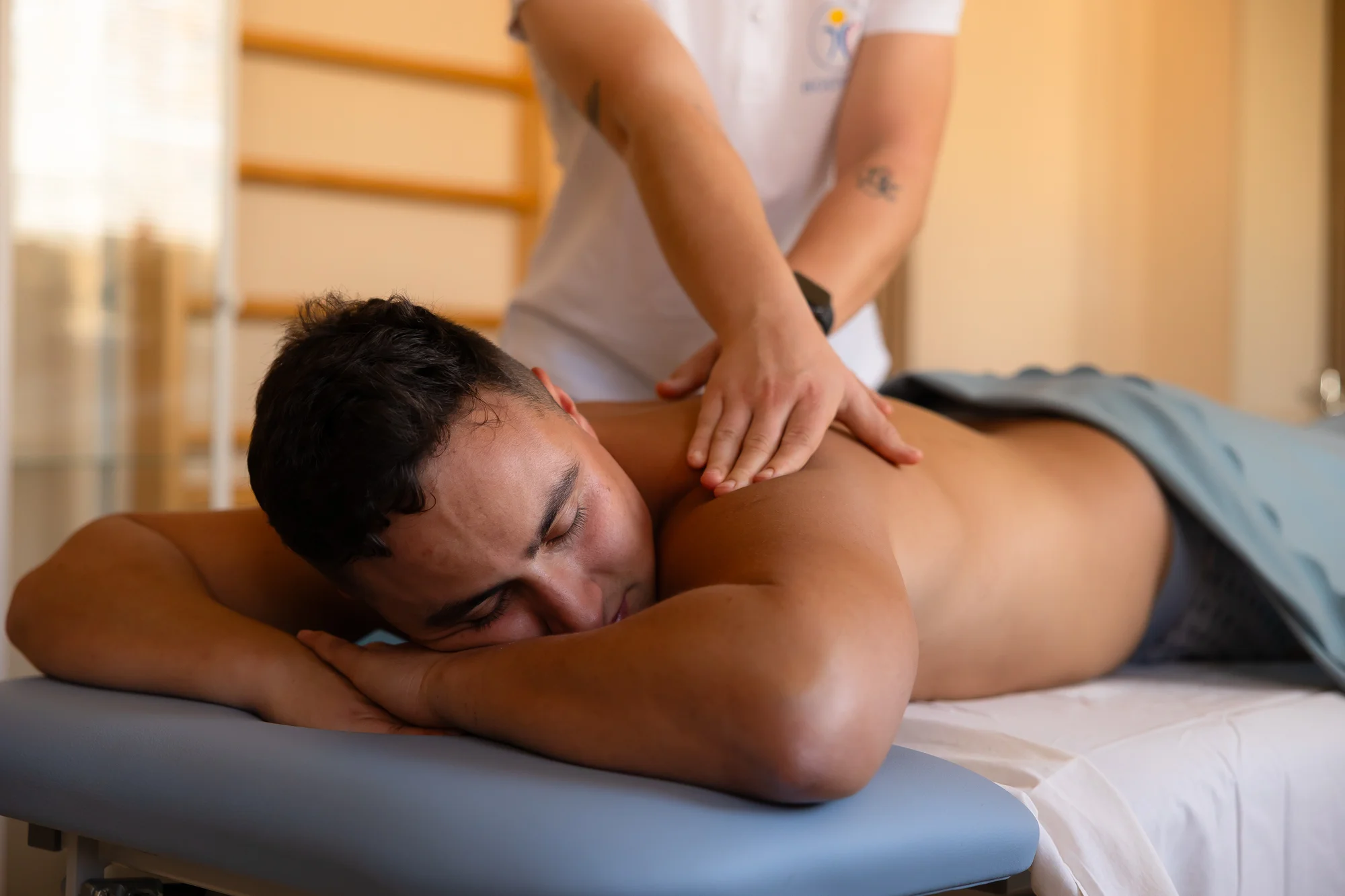 Zbohom bolesti chrbta: Kombinovaná terapia s rázovou vlnou, masážou a regeneráciou – Obrázok 6