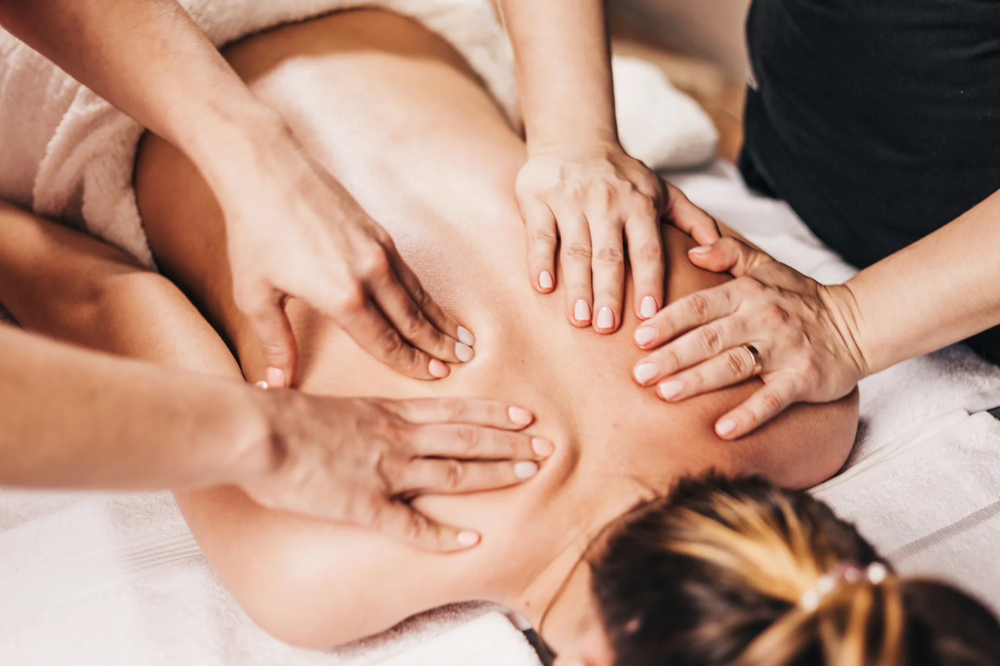 Thajské masáže: tradičná, olejová, relaxačná, 4-ručná, párová aj v kombinácii s wellness vstupom – Obrázok 4
