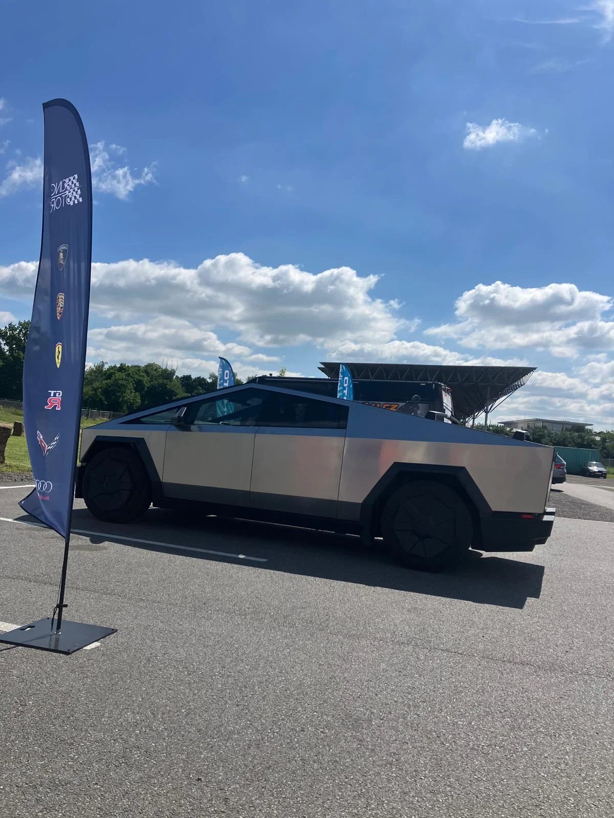 Tesla Cybertruck: jazda na okruhu v Hradci Králové, 1-3 kolá – Obrázok 3