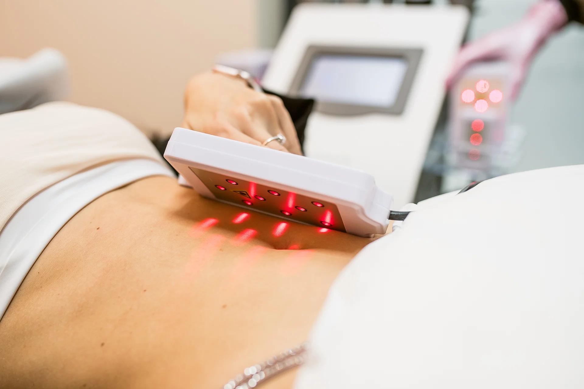 Balíčky zoštíhľujúcich ošetrení: kavitácia a lipolaser, spevnenie zadku a stehien či tvarovanie brucha – Obrázok 3