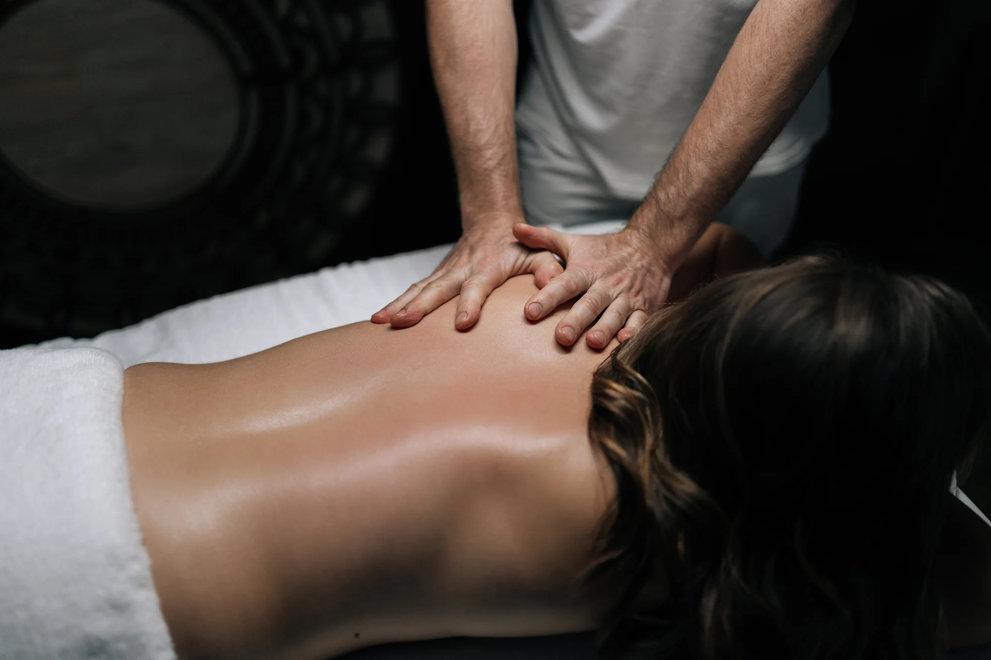 Klasická, relaxačná, reflexná masáž alebo masáž lávovými kameňmi – Obrázok 4