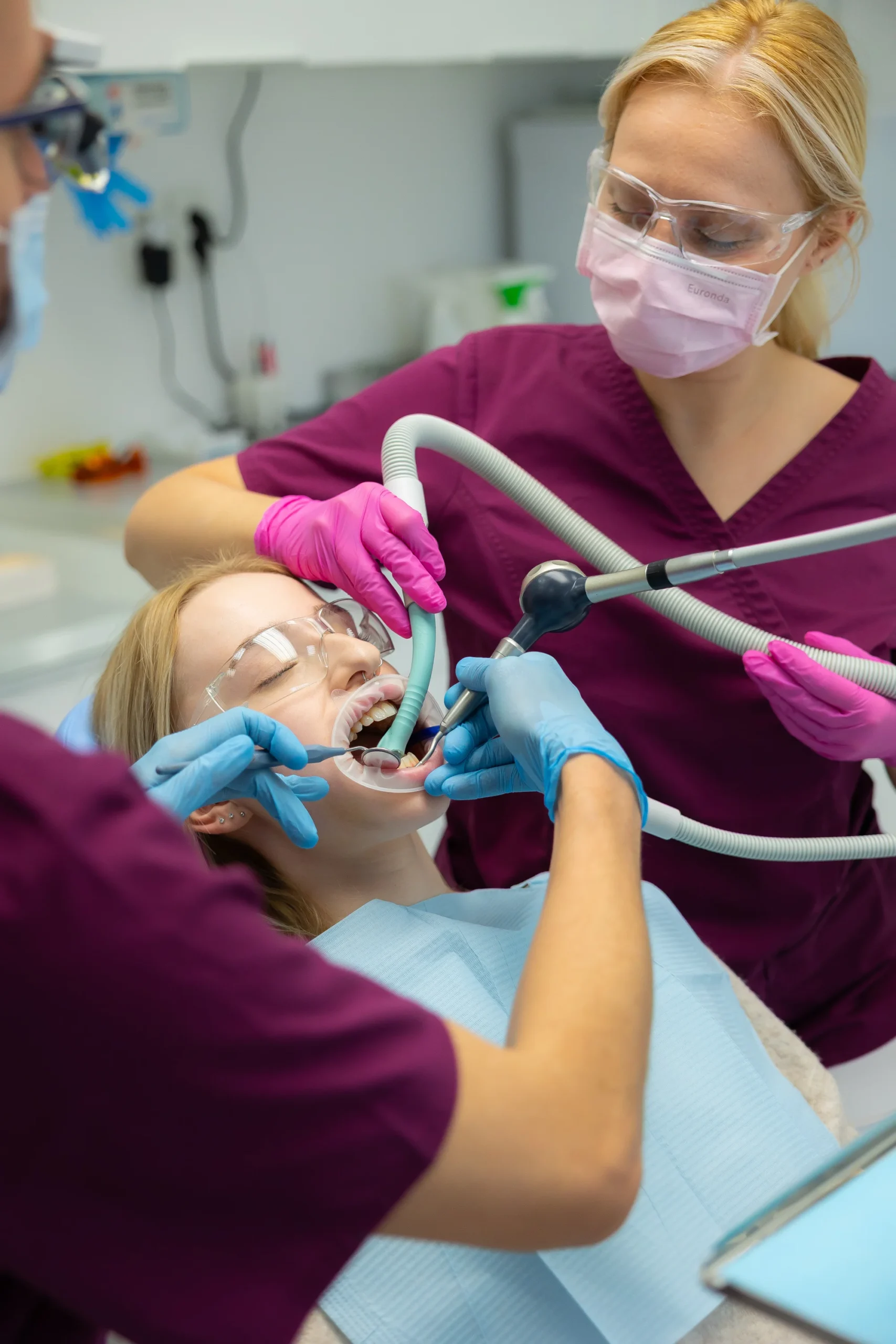 Dentálna hygiena alebo šetrné bielenie pomocou laseru Fotona v zubnej klinike DENTAL MEDICARE – Obrázok 3