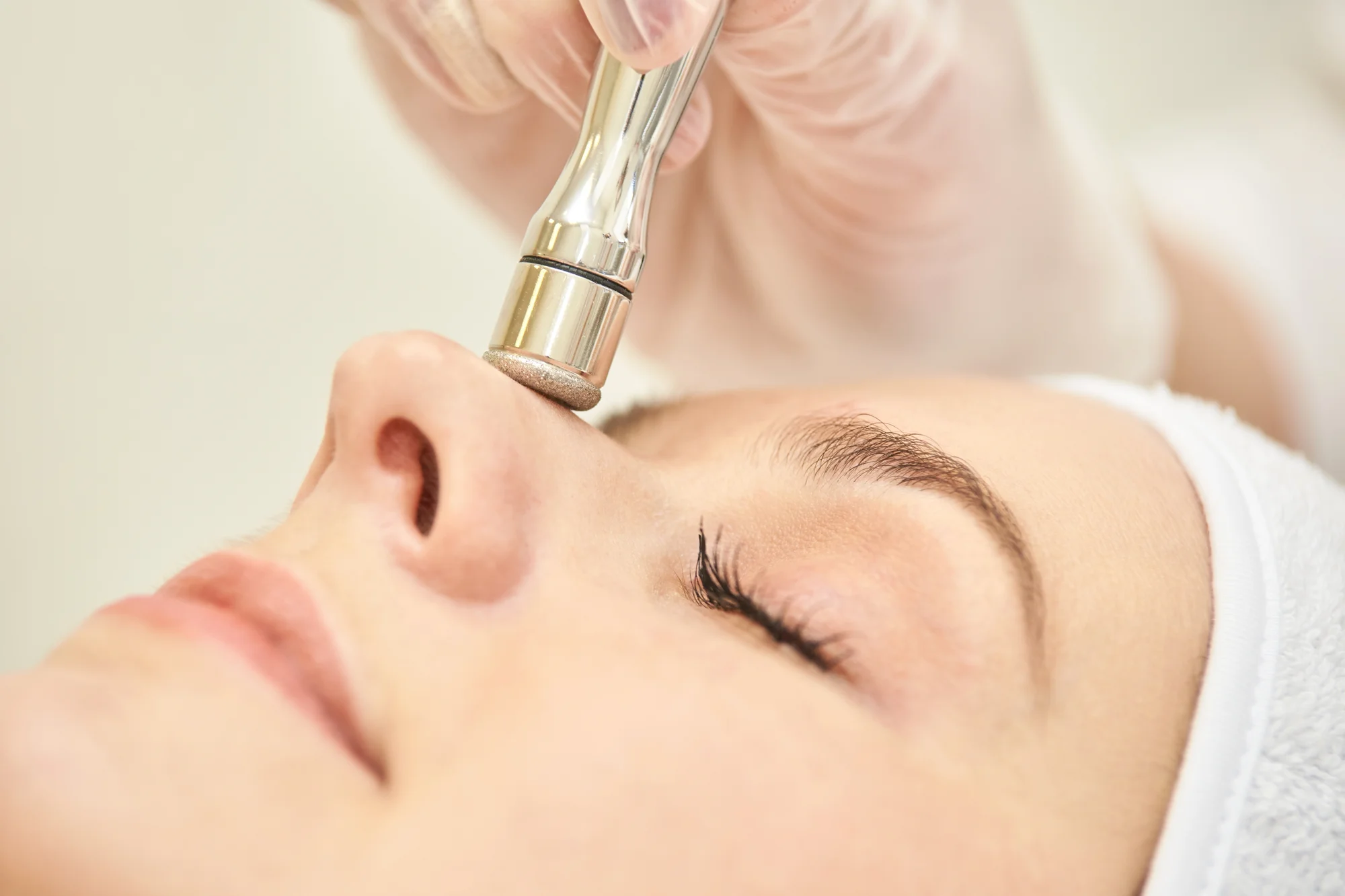 FACE CLEAN: Diamantová mikrodermabrázia a kyslíková terapia krku a dekoltu alebo celej tváre – Obrázok 3