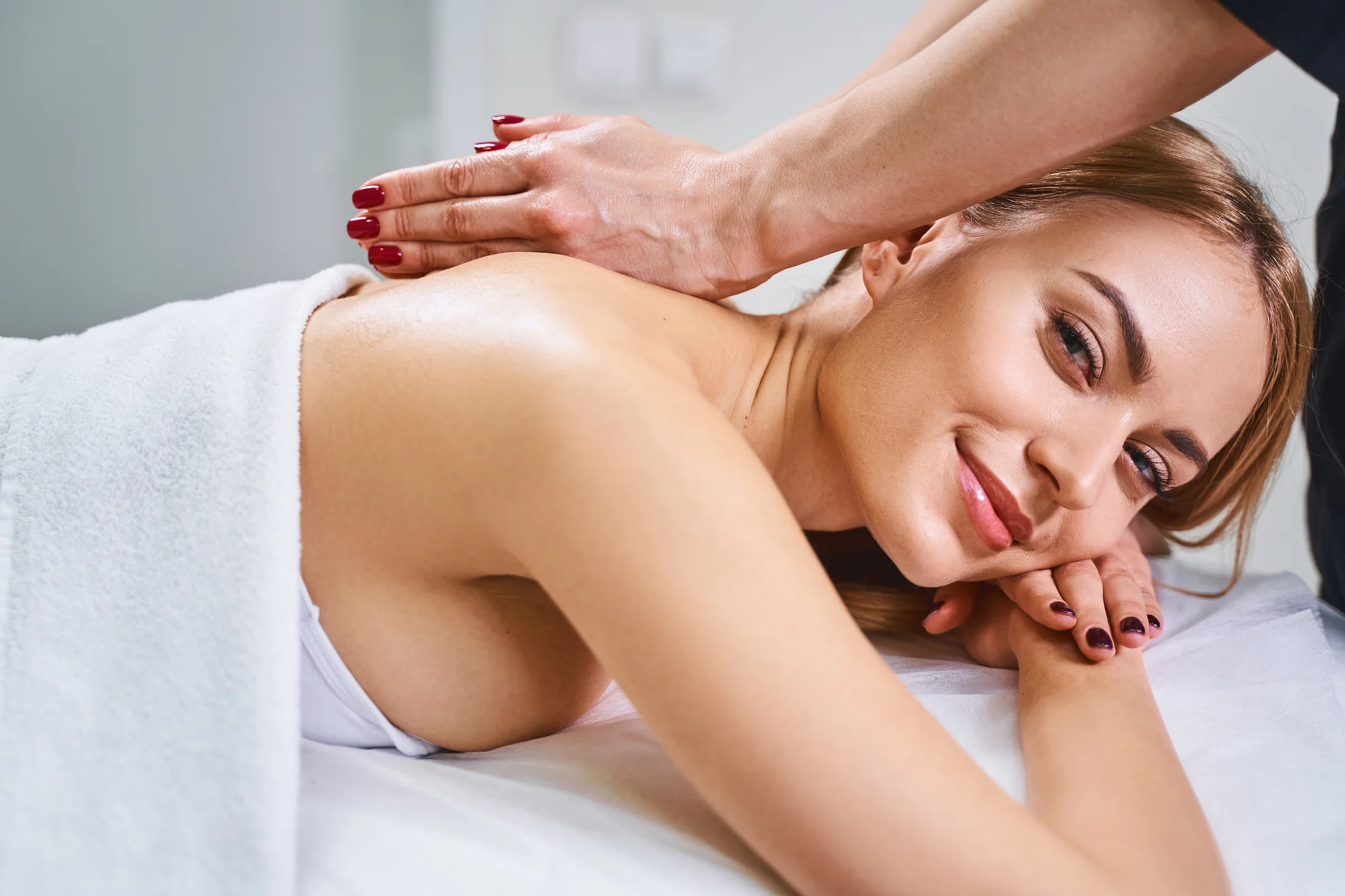 Klasická alebo relaxačná masáž, lávové kamene či masáž chodidiel – Obrázok 2