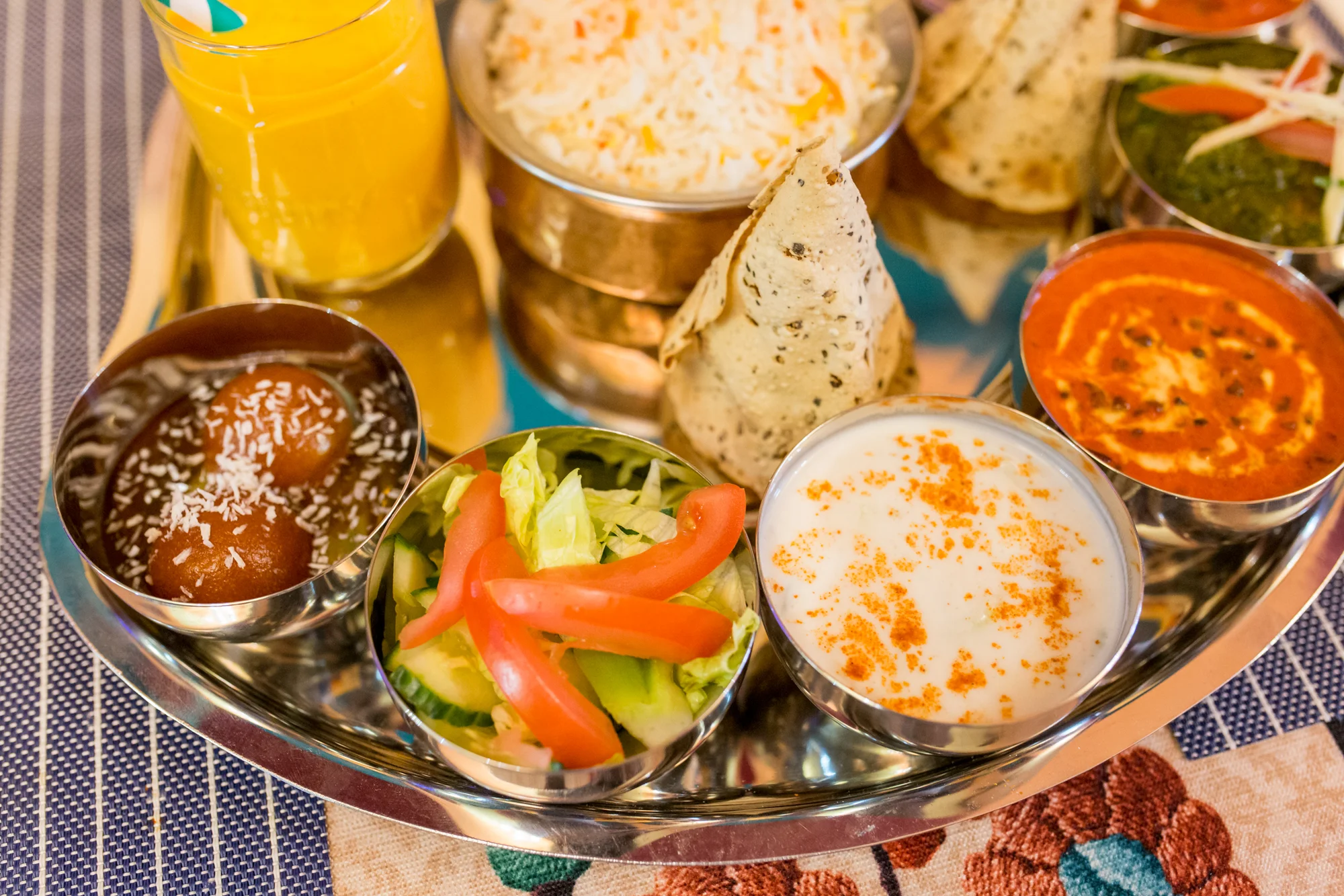 Vychutnajte si vo dvojici chutný vegetariánsky alebo mäsový Taj Mahal tanier – Obrázok 3