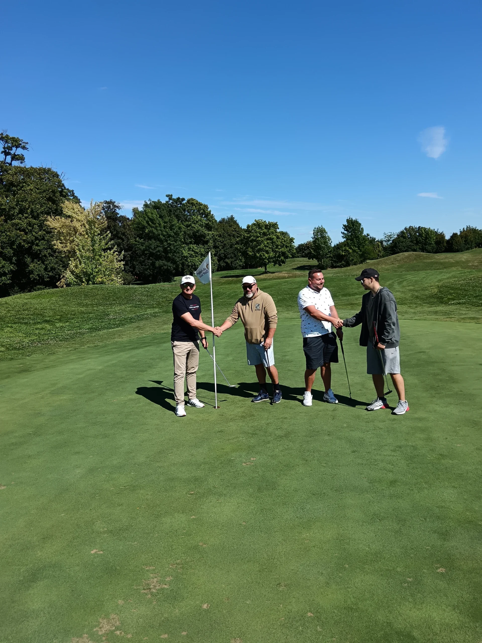 Víkendový skupinový golfový kurz na získanie zelenej karty s majstrom Slovenska Karolom Balnom v Apex golf club v Báči – Obrázok 3