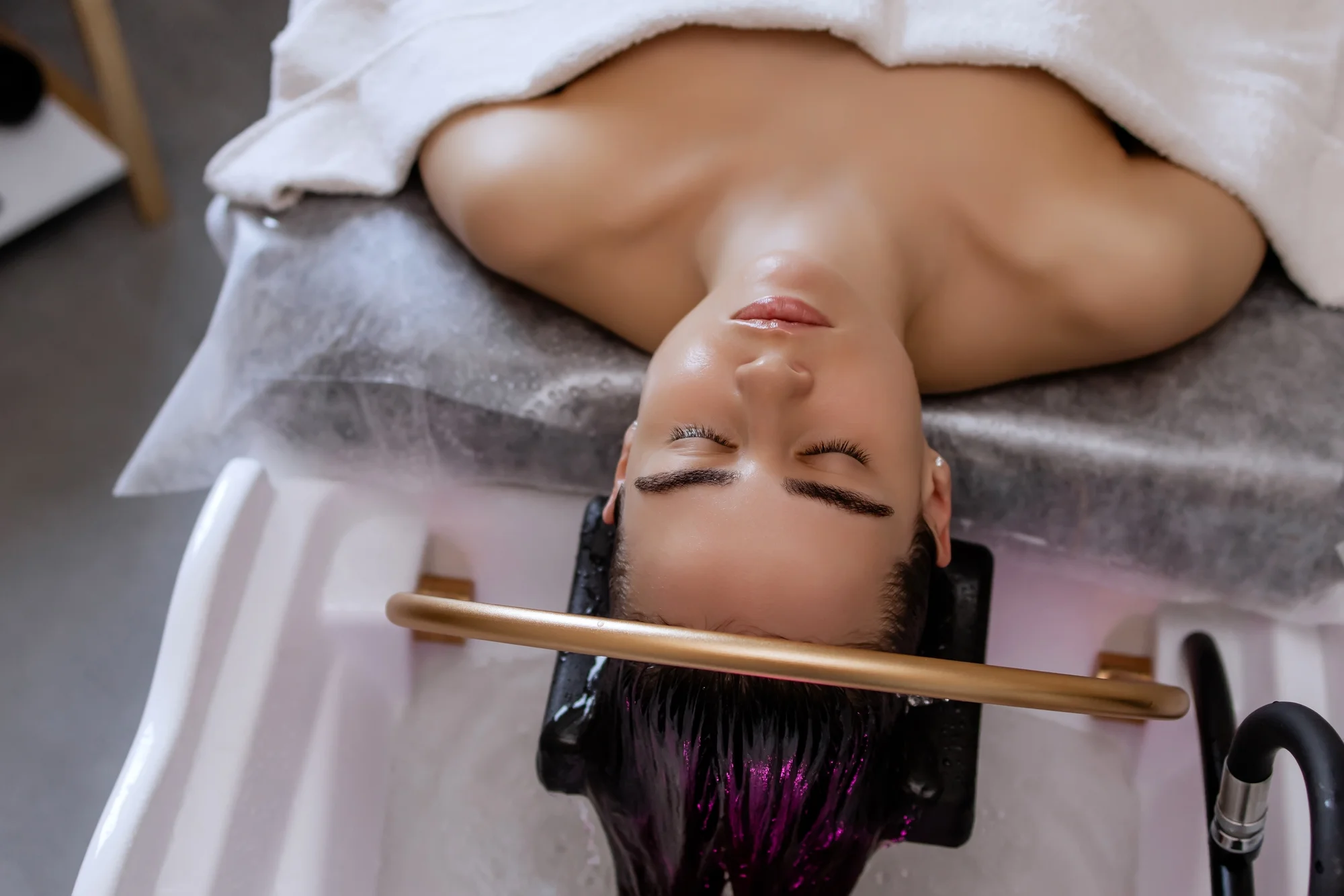 Head Spa: Kvetinový alebo detoxikačný rituál starostlivosti o vlasy a pokožku hlavy – Obrázok 6