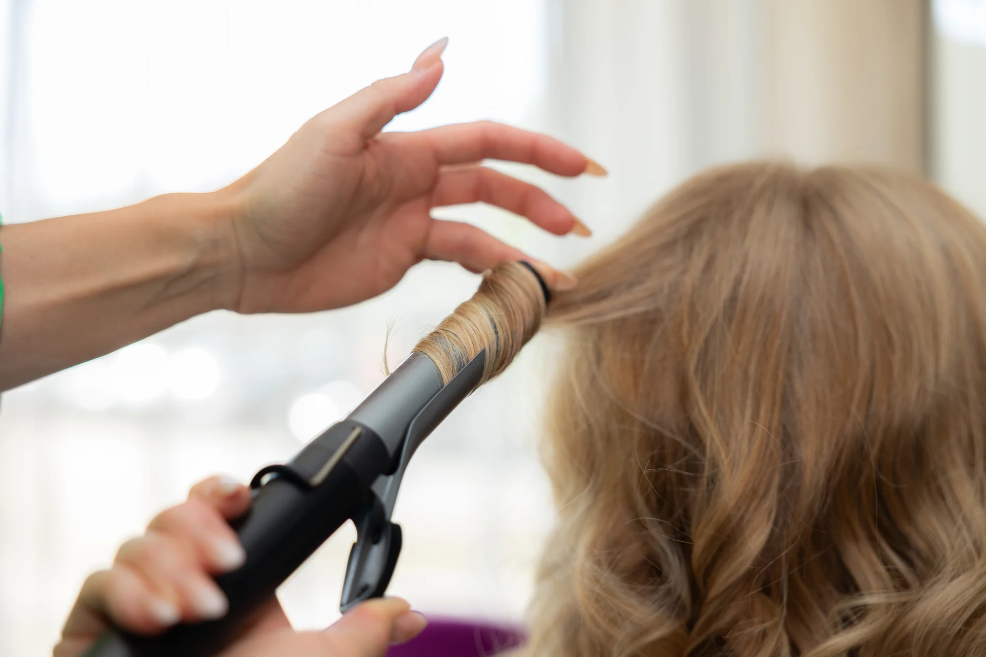 Dámsky strih s regeneráciou, farbenie s podstrihnutím alebo štýlové Balayage – Obrázok 3