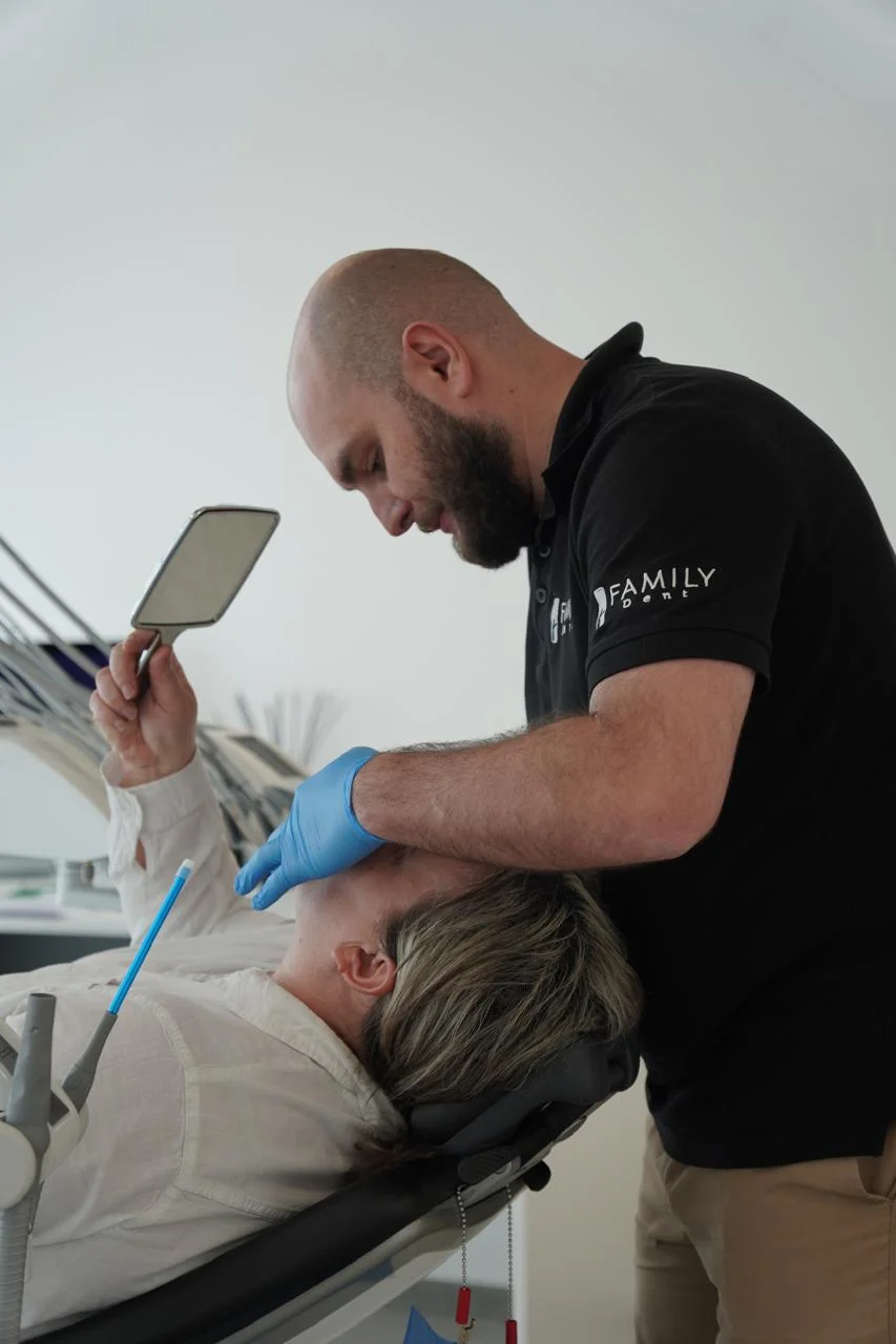 Zdravý a žiarivo biely úsmev vo FAMILY Dent v Nových Zámkoch – Obrázok 6