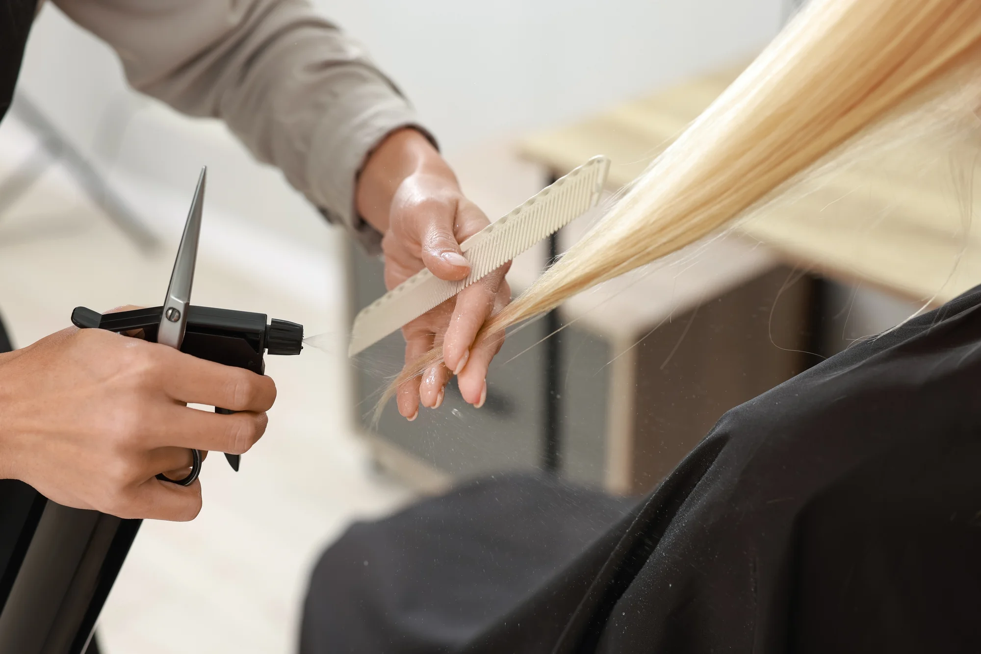 Kompletný strih, farbenie, mikromelír, ombré, balayage alebo vrkoče s kanekalonom – Obrázok 2