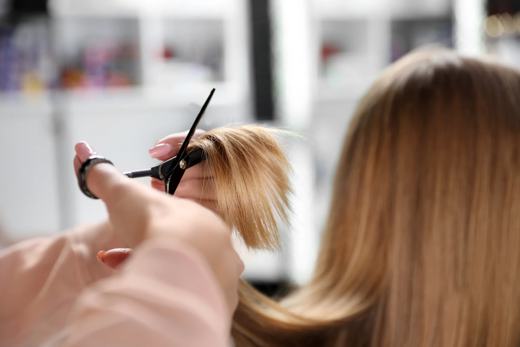 Kompletný strih, farbenie, mikromelír, ombré, balayage alebo vrkoče s kanekalonom – Obrázok 3
