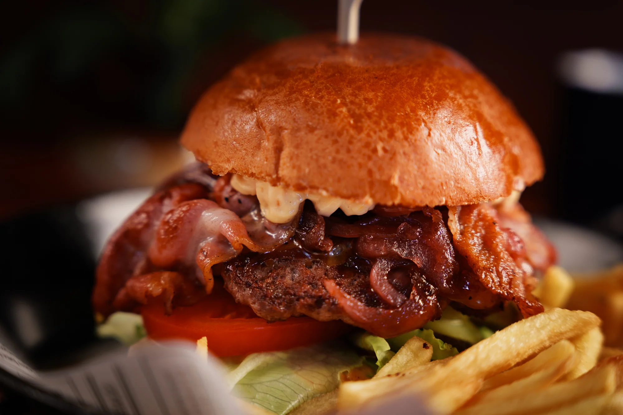 Pečená bravčová krkovička alebo burger s hovädzím či kuracím mäsom a hranolčekmi – Obrázok 5