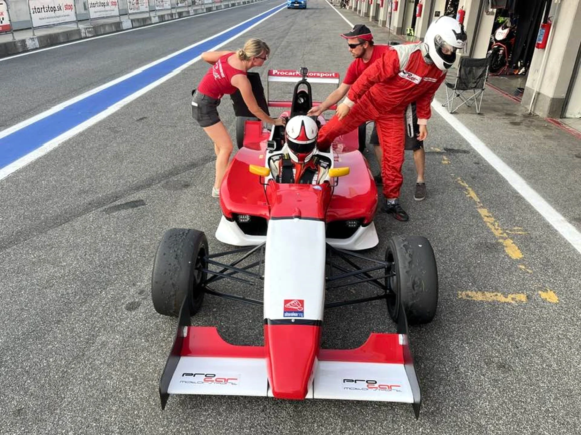 Zmeňte sa na pretekára formule F1! Jedno alebo dve kolá na dvojmiestnej formule RENAULT 2.0 na okruhu Slovakia Ring – Obrázok 5