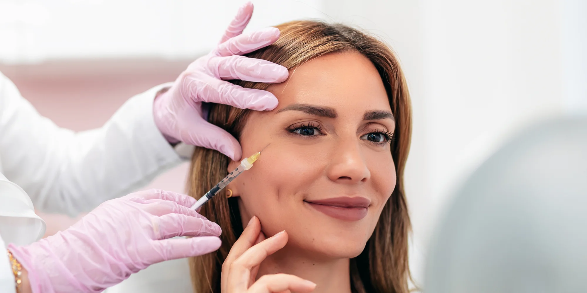 Účinná mezoterapia alebo bioregenerácia microneedling očného okolia