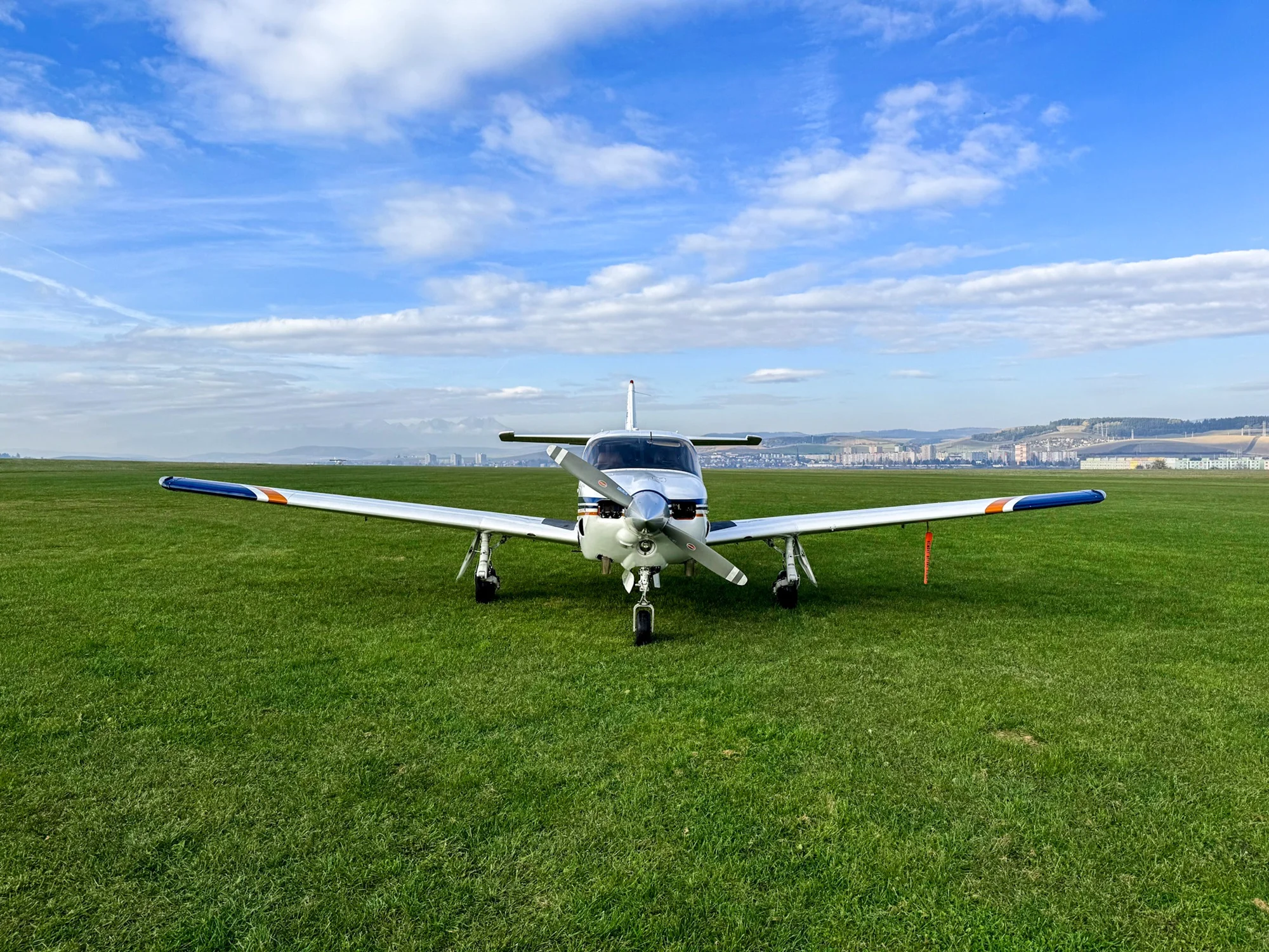 Zážitkové lety na lietadle ROCKWELL COMMANDER 114 s panorámou Vysokých Tatier a Spiša pre 1 až 3 osoby – Obrázok 2