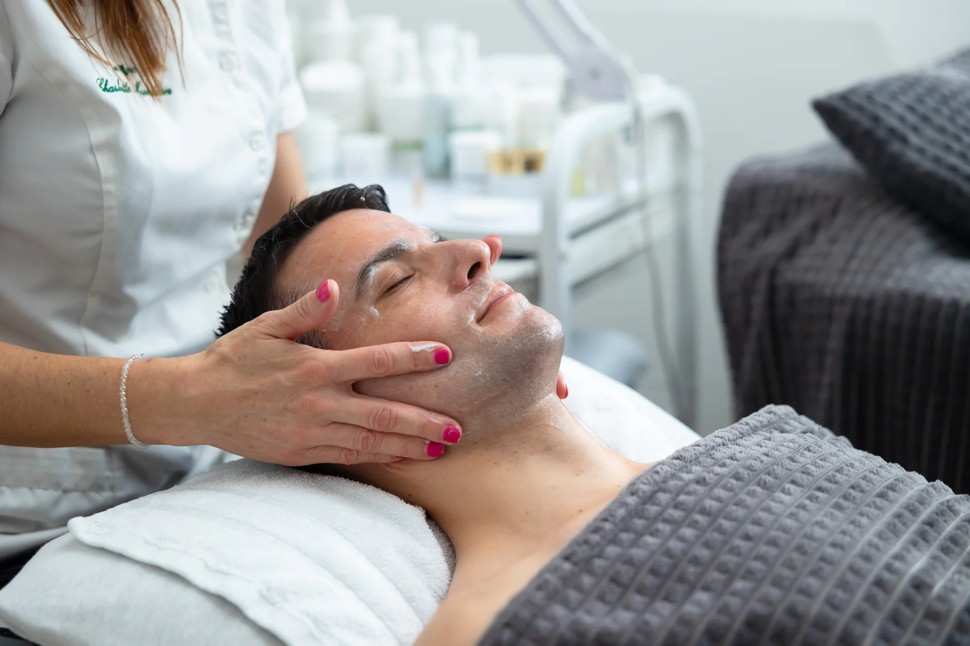 Masáž tváre, Age control, mezoterapia aj regeneračné ošetrenie pre pánov – Obrázok 3