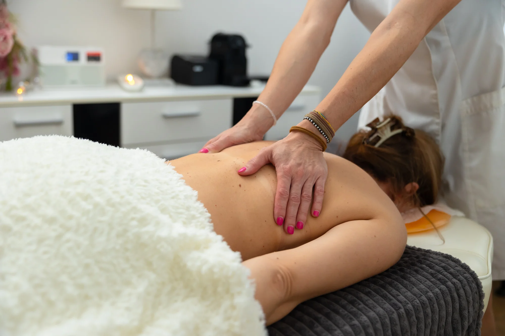 Relaxačné masáže chrbta, chodidiel, hlavy či rúk – Obrázok 3