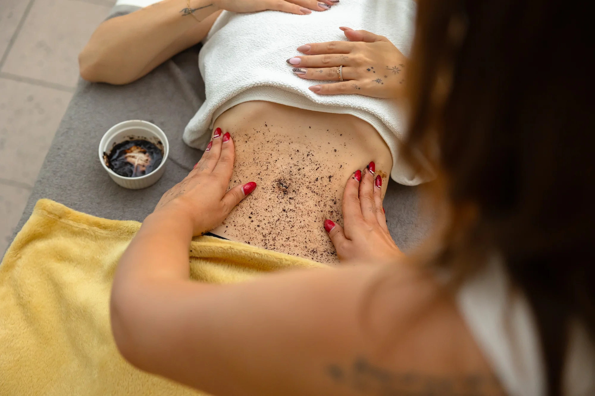 Relax a regenerácia pre tvár aj telo: Kráľovský peeling tela, maderoterapia, masáž i výhodné balíčky – Obrázok 3