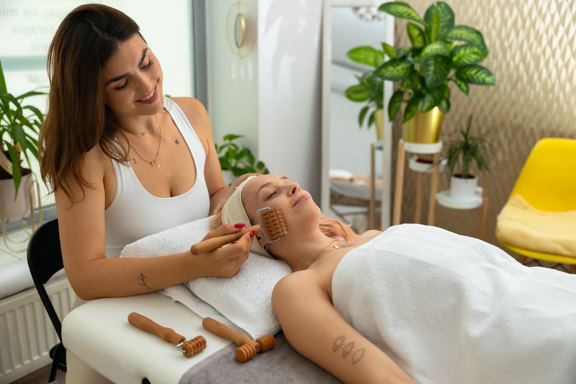 Relax a regenerácia pre tvár aj telo: Kráľovský peeling tela, maderoterapia, masáž i výhodné balíčky – Obrázok 2