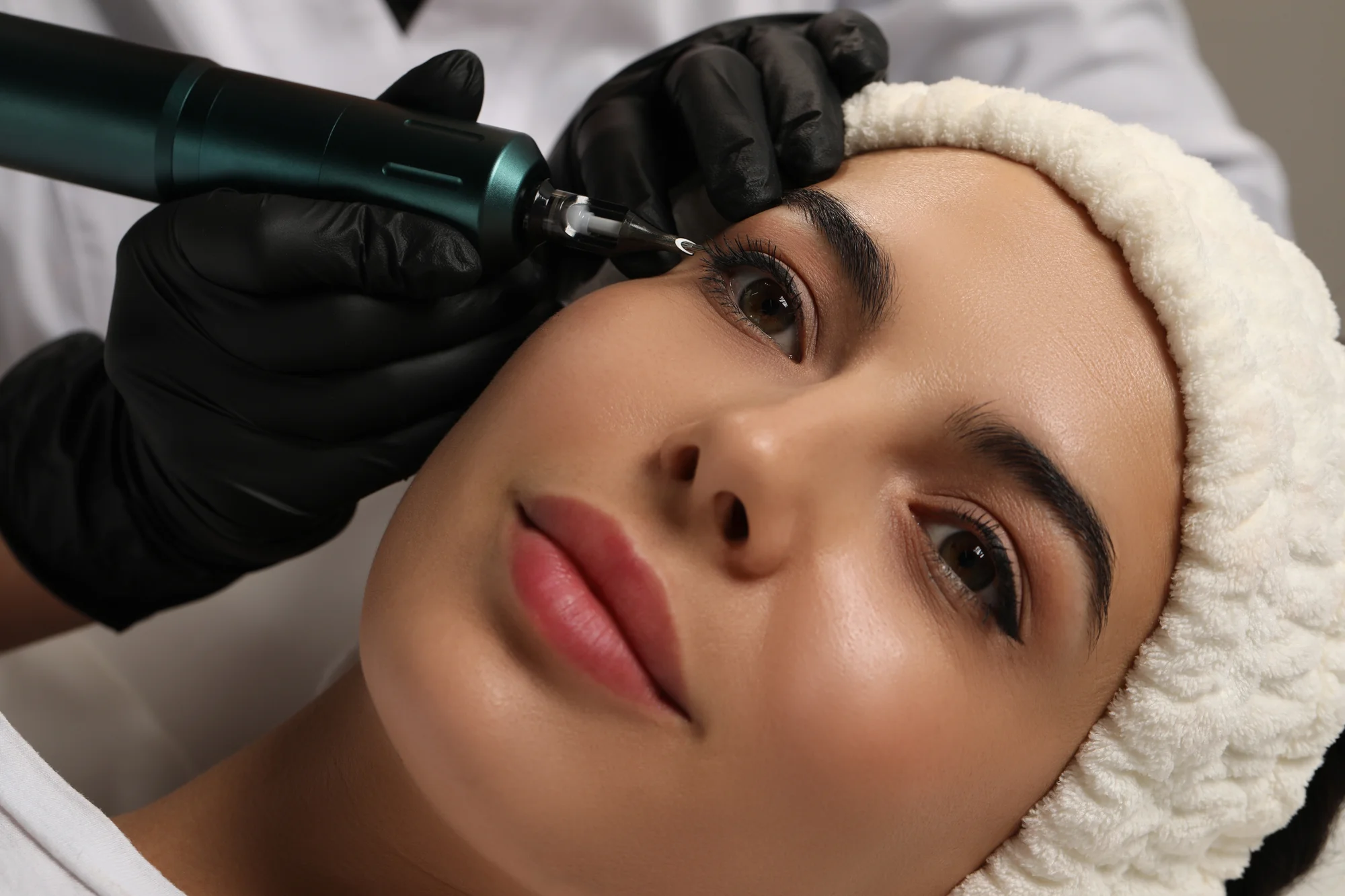 Permanentný make-up: Dolná očná linka, microblading obočia či akvarelové pery – Obrázok 3