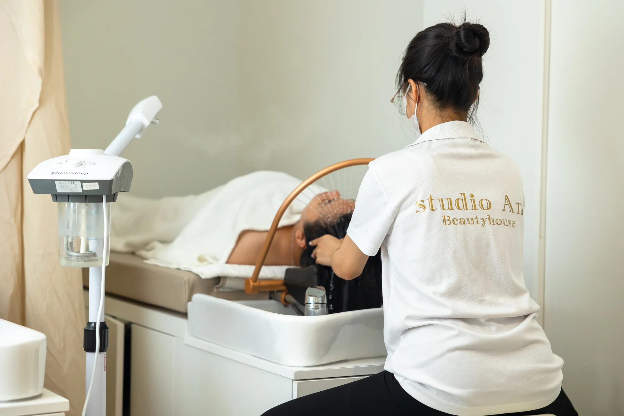 Studio an: HEAD SPA pre pokožku hlavy, s čistením pleti alebo masážou tváre – Obrázok 5