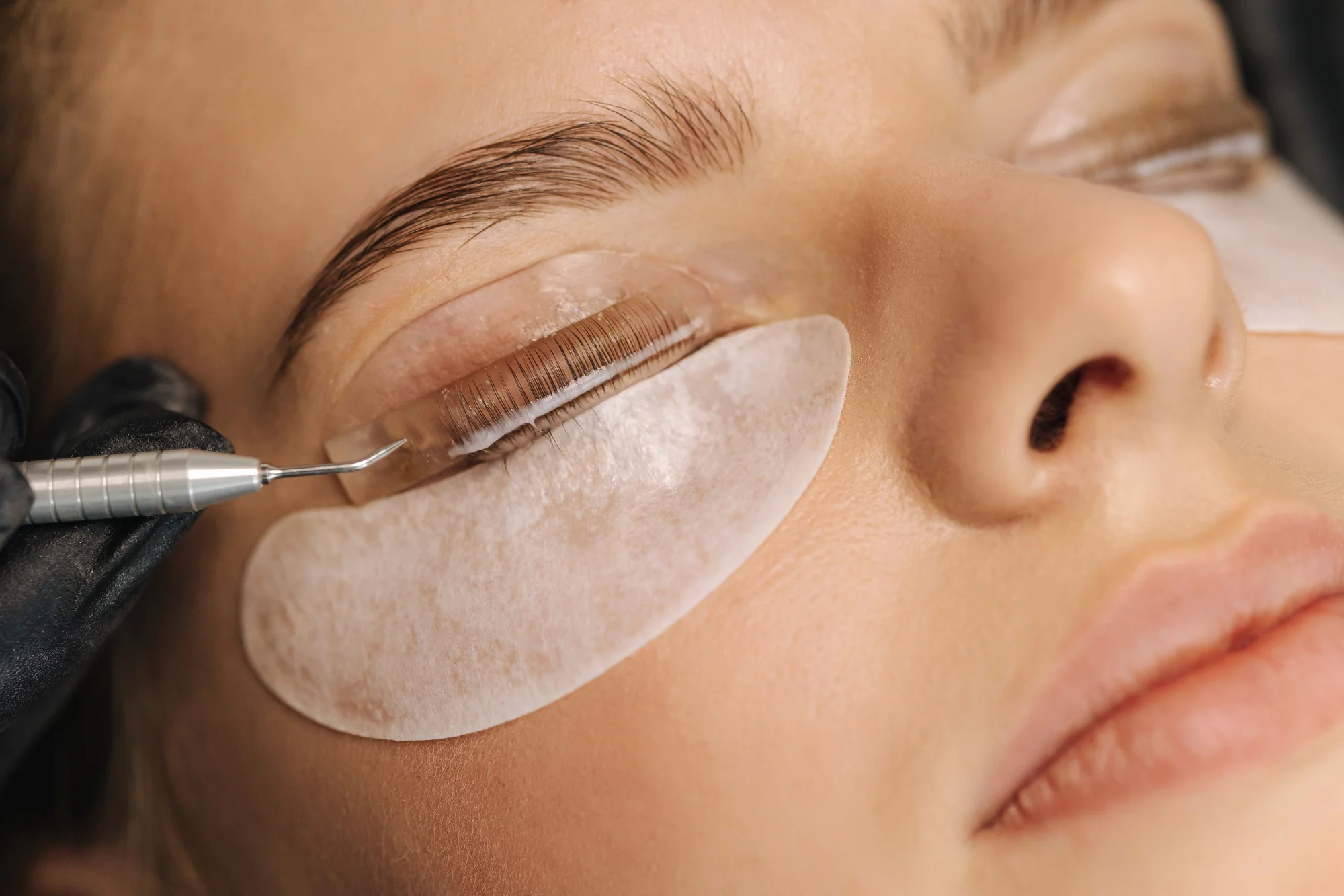 Laminácia obočia alebo Lash lifting mihalníc v salóne DD-Permanent by Dasa Danis – Obrázok 4